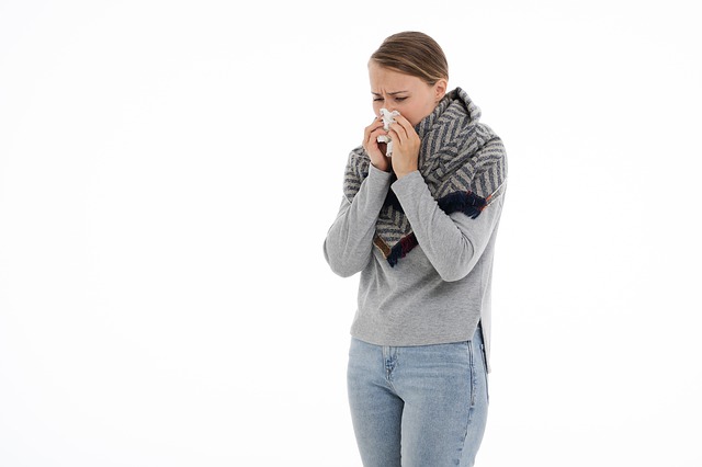 jeune femme emmitouflée qui se mouche