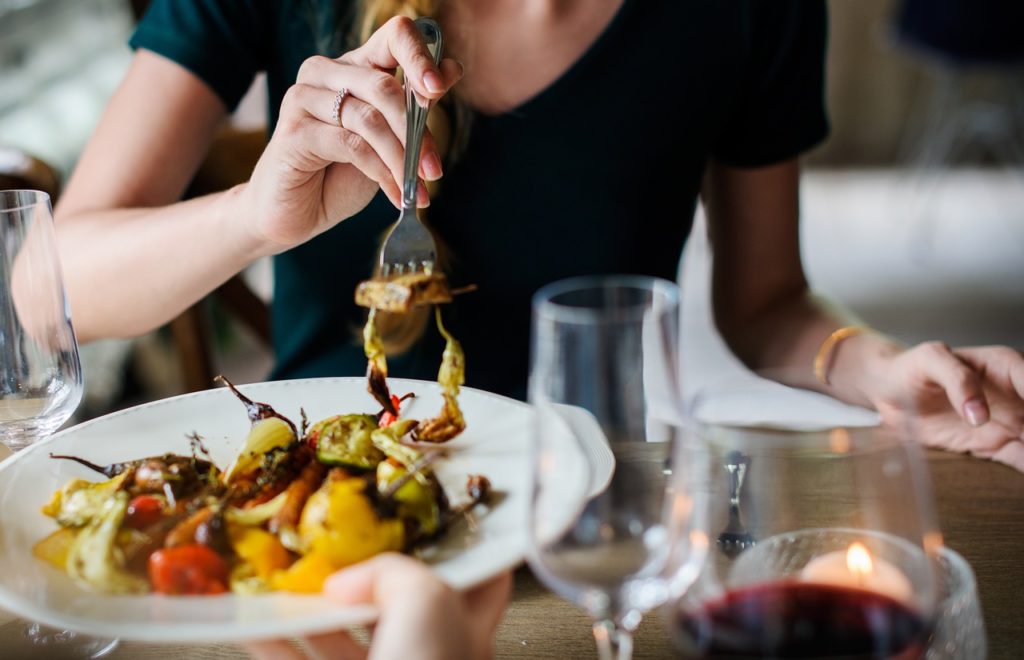 Mastication favorise la digestion, évite les ballonnements et garde le ventre plat